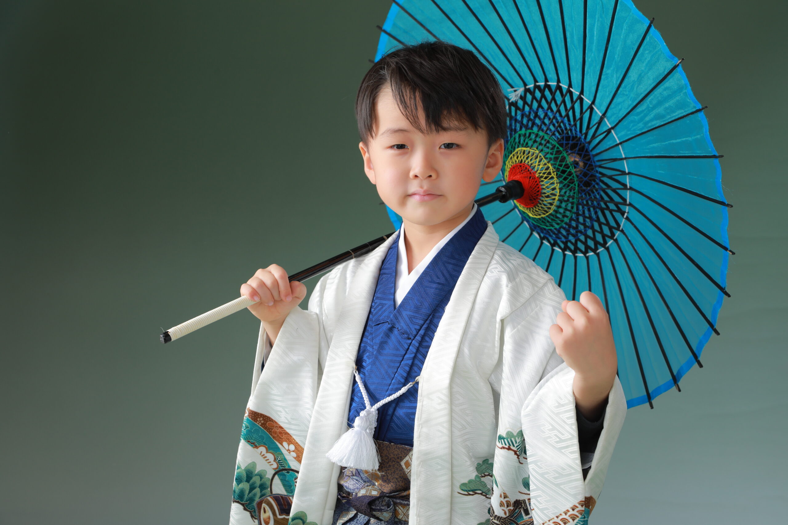 七五三　男の子　和装　着物　和傘　かっこいい　写真館　アニーズスタジオ　上越　フォトスタジオ　